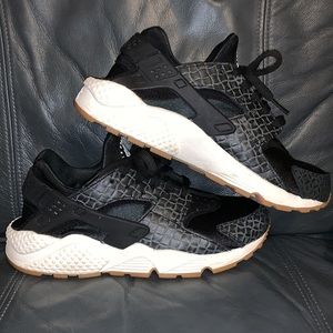 NIKE Air Huarache black white and tan gum sole